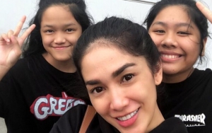 Bagikan Foto Lawas Pamerkan Kecantikan Anak-Anaknya yang Dibully, Ussy Sulistiawaty Tuai Dukungan 