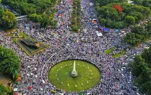 Hadir Bersama Ribuan Umat Muslim, Intip 7 Aksi Selebriti di Reuni Akbar 212