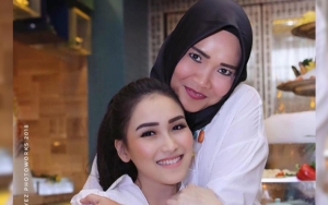 Masuk sebagai Artis Ternama, Potret Ayu Ting Ting Pakai Handuk dan Kausan Dibagikan oleh Sang Ibu