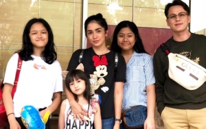 Usai Anak Dibully, Ussy Sulistiawaty Unggah Foto Jadul Super Seru Bareng Keluarga