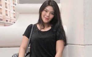 Keponakan Dewi Persik Dibully Pakai Kostum KW Murah, Netter Ejek Boots 'Emas' dari Bungkus Cokelat