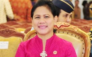 Viral Foto Ibu Negara di Ruang Tunggu Bandara, Kesederhanaan Istri Presiden Jokowi Jadi Sorotan