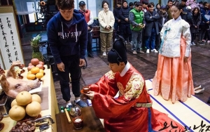  Jalani Ritual Syuting, Yeo Jin Goo - Lee Se Young cs Kompak Pakai Kostum 'Masquerade'