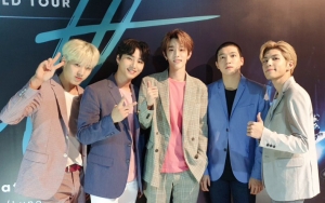 Telah Mendarat di Jakarta, DAY6 Sumringah Disambut Banyak Penggemar 