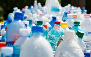 Selamatkan Bumi dengan Memanfaatkan Botol Bekas Menjadi 15 Benda Super Kreatif Ini