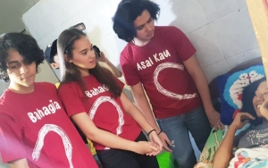 Aliando Ajak Pemain Film 'Asal Kau Bahagia' Jenguk Penggemar
