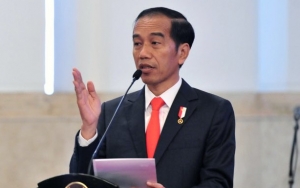 Beri Penghargaan Pada Budayawan Putu Wijaya, Jokowi Tak Segan Jongkok di Hadapannya