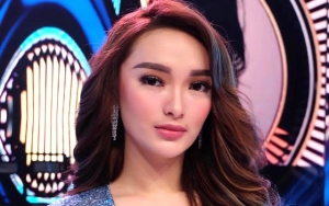 Zaskia Gotik Pose Anggun Pakai Busana Muslim, Netter Doakan Segera Berhijrah