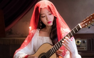 Kecantikan Park Shin Hye Saat Main Gitar di 'Memories of the Alhambra' Jadi Sorotan