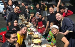 Irfan Hakim-Soimah cs Cuma Makan Nasi Uduk di Pinggir Jalan, Bayar Hampir Rp 8 Juta!