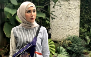Fenita Arie Curhat Tunggu Transferan dari Suami, Warganet Malah Salfok Rompi Oranye ala Tahanan KPK