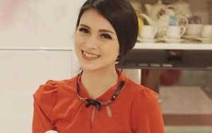 Dandan Ala Putri Aurora, Donita Pose 'Tidur Syantik' di Pemotretan