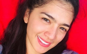 Liburan Bareng Jose Purnomo, Angel Karamoy Pamer Pose Seksi di Pinggir Pantai Bali