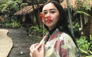 Aura Kasih Pamer Keakraban Gendong Seekor Ular, Warganet Ramai Komentar Salah Fokus