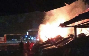 Saksi Mata Pembakaran Polsek Ciracas: Massa Berpakaian Preman Hingga Rampas Ponsel Warga