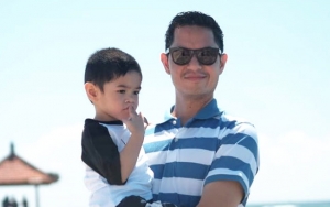 Bagikan Foto Anak Sedang Salat, Putra Sulung Dude Harlino Dipuji Soleh dan Tampan