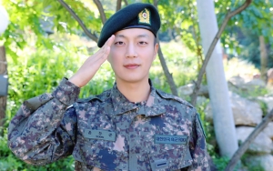 Posting Selfie Pertama Sejak Wamil, Netter Puji Wajah Ganteng Yoon Doo Joon Pakai Seragam Militer