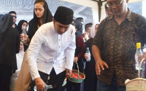Diiringi Tangisan Keluarga, Begini 7 Potret Mengharukan Pemakaman Adik Emil Dardak