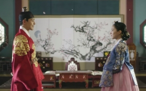 Alami Masa Suram, Lee Se Young Dicerahkan Yeo Jin Goo di Teaser 'The Crowned Clown'