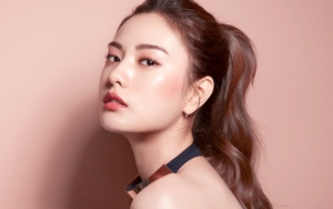 Tampil Cantik di Acara Pembukaan Toko Kosmetik, Nana Kenakan Gaun Putih Dipuji Bak Bidadari