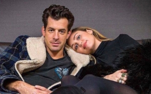 Ramaikan Natal, Miley Cyrus dan Mark Ronson Lanjutkan Duet Lewat 'Happy Xmas (War Is Over)'