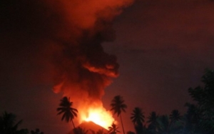 Gunung Soputan Erupsi Sebarkan Abu Radius 4 KM, BNPB Sebut Warga Belum Perlu Mengungsi