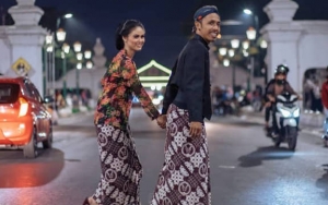 Keseruan Keluarga 'Tukang Ojek Pengkolan' Hadiri Pernikahan Furry Setya dan Dwinda Ratna