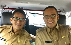 Anies Baswedan Unggah Foto ‘Reuni Sama Mantan’, Netter Salah Fokus Syal Oranye di Belakang