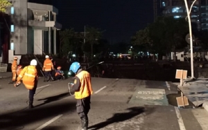 Misterius, Jalan Raya Gubeng Surabaya Mendadak Ambles Menyerupai Jurang Besar