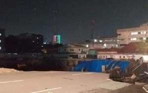 Petugas Selidiki Kedalaman Lubang Misterius di Jalan Gubeng Surabaya
