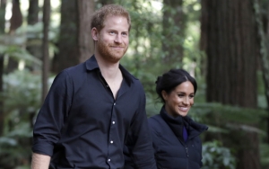 Pose Mesra di Kartu Natal, Meghan Markle dan Pangeran Harry Tuai Kritikan