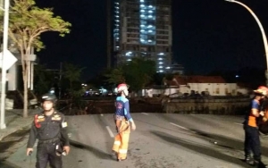 Jalan Raya Gubeng Ambles, Tiang Listrik Roboh dan Akibatkan Pemadaman