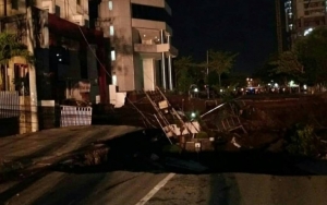 Dengar Suara Gemuruh, Cerita Pegawai Toko Dekat Jalan Gubeng yang Ambles Berhasil Selamatkan Diri 