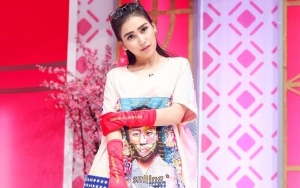 Pakai Kemeja Mini, Netter Sebut Kulit Bening Ayu Ting Ting Mirip Bule