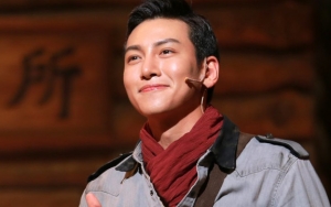 Foto Bareng Usai Tampil di Musikal, Tampang Ji Chang Wook Bikin Fans Otomatis Kelihatan 'Jelek'