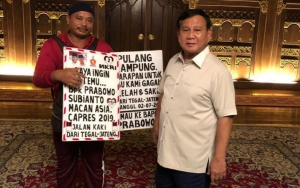 Rela Jalan Kaki Tegal-Jakarta, Pria Ini Akhirnya Bisa Bertemu Prabowo