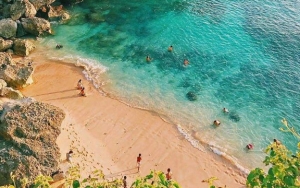 Bikin Syok dan Malu, Foto Bule Berjemur di Pantai Sampah Bali Viral di Dunia Maya