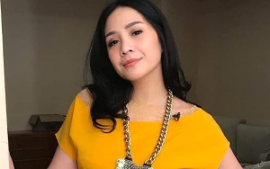 Nagita Slavina Masak Sambil Pakai Roll Rambut, Warganet Salfok 'Kompor di Atas Kompor'
