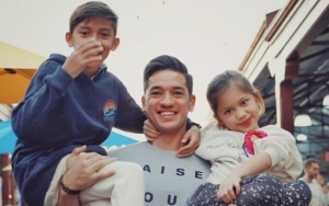 Curhat Mandikan Hingga Bikin Sarapan Anak-Anaknya, Perut Six Pack Andrew White Malah Bikin Salfok