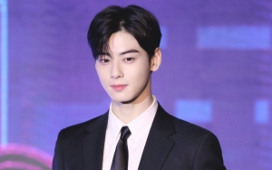 Cha Eunwoo Bagi-Bagi Hadiah Spesial Ini ke Staf Fantagio, Fans Iri Berat 