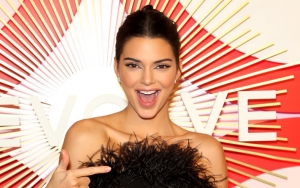 Absen di Potret Kartu Natal Keluarga, Kendall Jenner Malah Bagikan Foto Editan Kocak