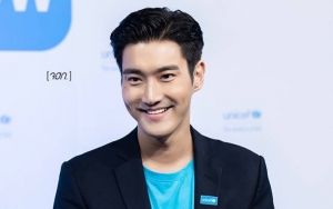 'Tampil' Jadi Sinterklas, Siwon Super Junior Bagikan Meme Kocak Ini di Malam Natal