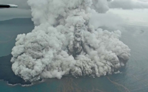 Masih Keluarkan Asap Hitam Tebal, Status Gunung Anak Krakatau Waspada Level II