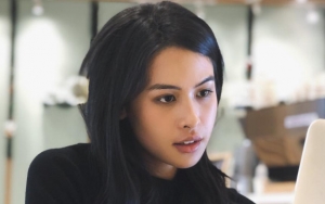 Habiskan Libur Akhir Tahun dengan Pergi Umrah, Kecantikan Maudy Ayunda Pakai Hijab Pukau Warganet