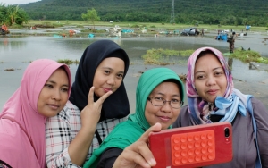 Miris Wanita Berhijab Selfie di Lokasi Tsunami Selat Sunda, Jadi Sorotan Media Internasional