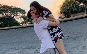 Aura Kasih 'Kecelakaan' Sehari Setelah Dikabarkan Nikah, Suami Brondong Malah Pamer Foto Seksi