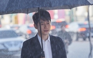 Jadi Jaksa Ambisius Di Drama ‘Babel’, Intip Pose Tampan Park Shi Hoo Di Bawah Hujan