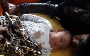 Ditinggal Sebatang Kara, Tangis Bayi Aa Jimmy Baru Berhenti Kala Diberi ASI Oleh Wanita Ini