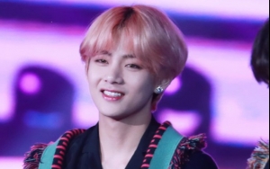 Fans Kagumi Wajah V BTS yang Tetap Kelihatan Ganteng Meski di Foto-Foto Buram