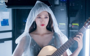 'Memories Of The Alhambra' Rilis Deretan Foto Emma, Kecantikan Park Shin Hye Pukau Netter